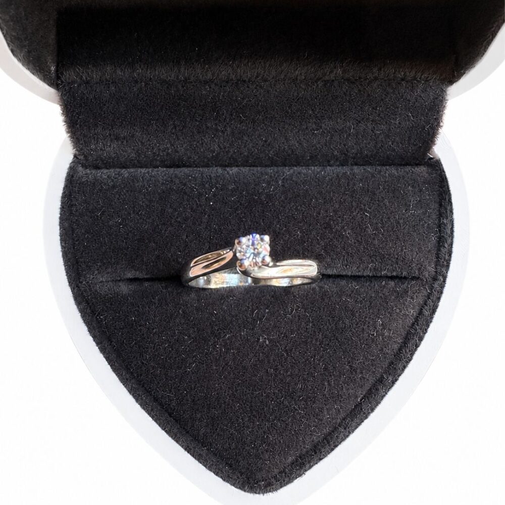 Anello solitario oro bianco e diamante 0.1 ct